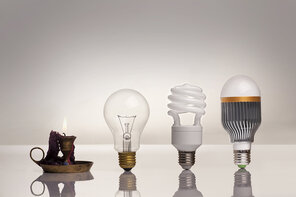 Von der Kerze über die Glühlampe und Energiesparlampe zur LED. Copyright: Vladimir Gjorgiev/shutterstock.com Von der Kerze über die Glühlampe und Energiesparlampe zur LED.